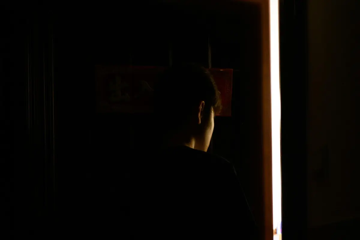 Jovem foi encontrado pela PSP nu e rodeado de urina e fezes