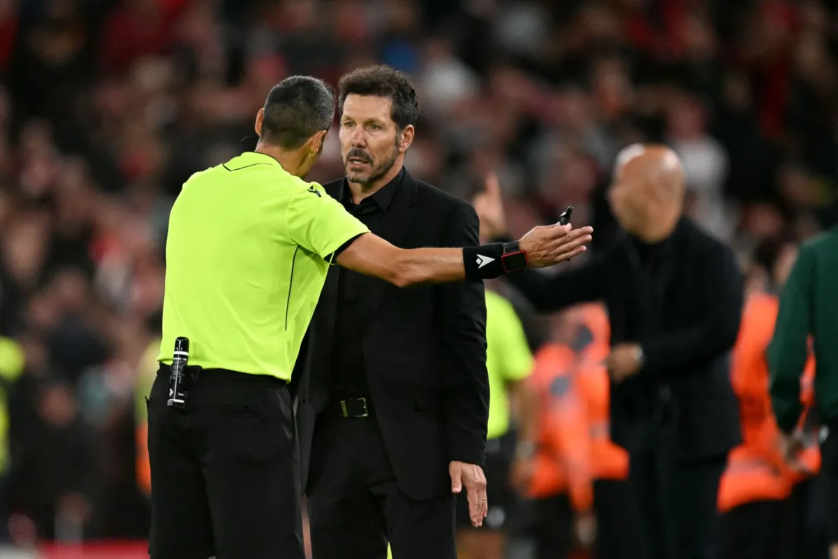 O momento da expulsão de Simeone