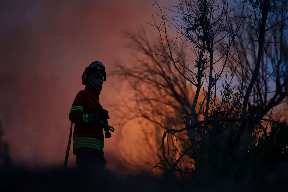 O incêndio que deflagrou domingo na Bordeira, no Algarve, destruiu uma casa de segunda habitação em Aljezur