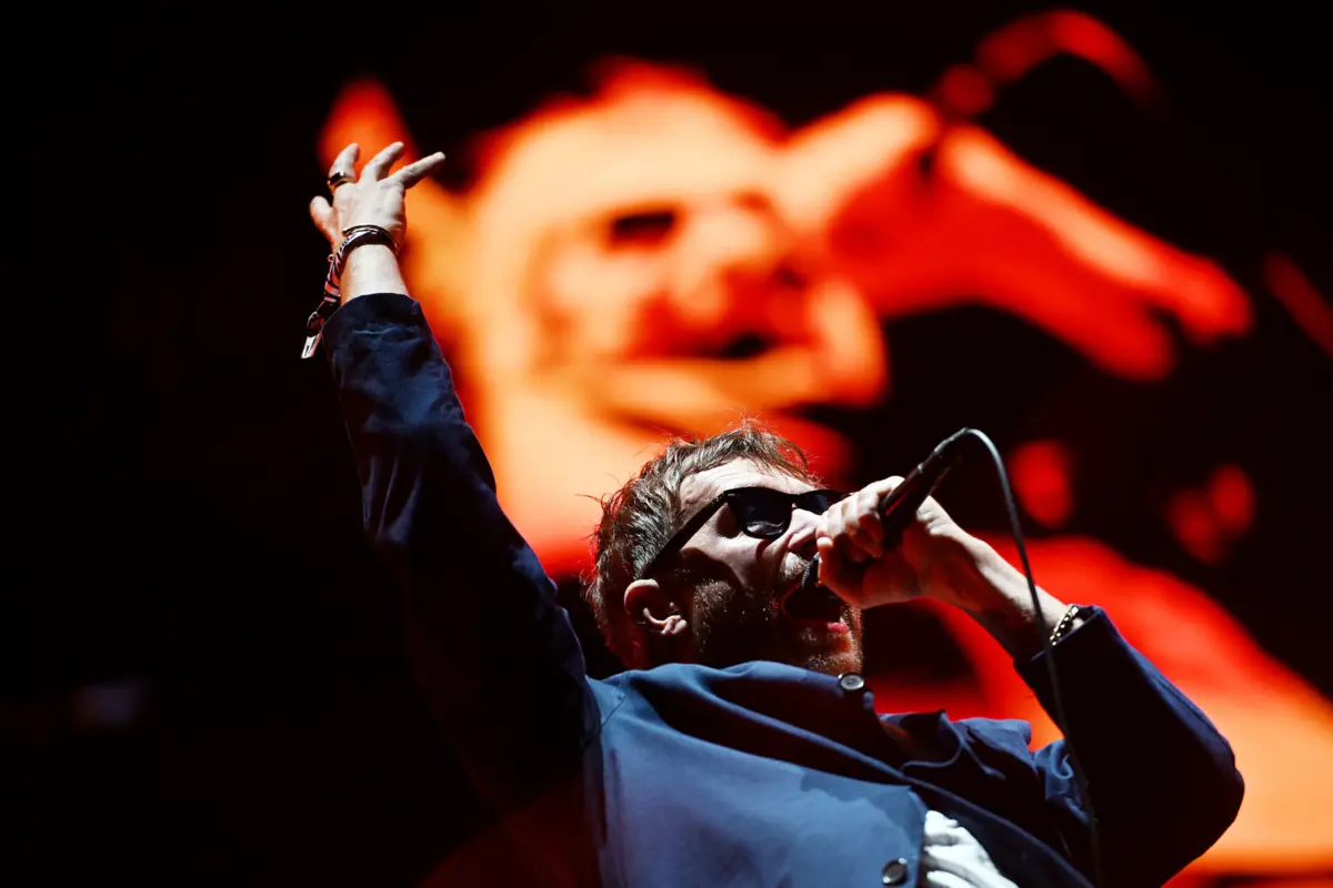 Os mesmos Blur talentosos e sarcásticos, com mais 30 anos em cima