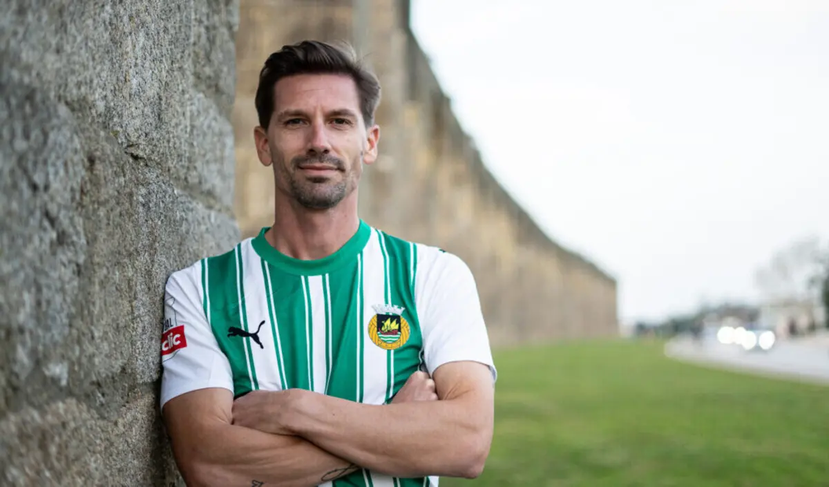 Adrien Silva assinou até ao final da época