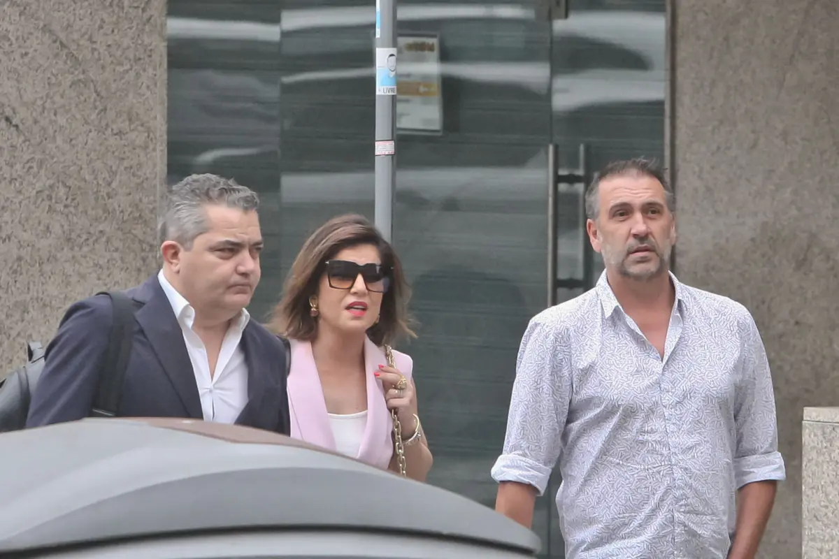 Fernando Saúl (à esq.) acompanhado dos seus advogados