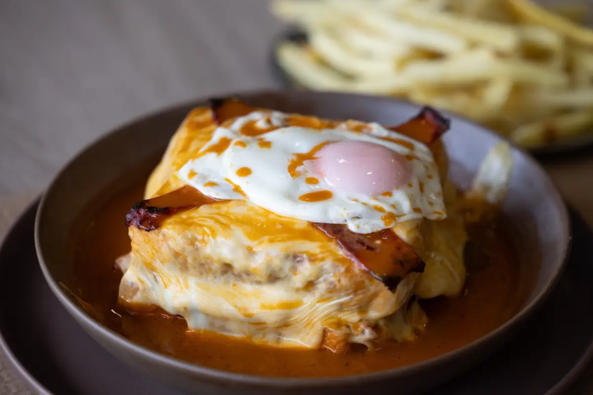 Imagem de contexto do artigo No Belo Ponto, a francesinha é feita por um guerreiro com 40 anos de cozinha