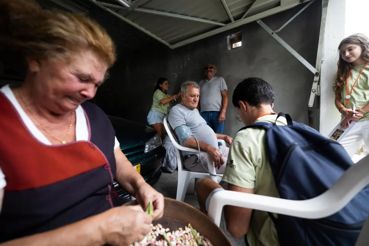 Manuel Afonso nas mãos dos futuros médicos, enquanto a mulher, Carminda, debulha feijão