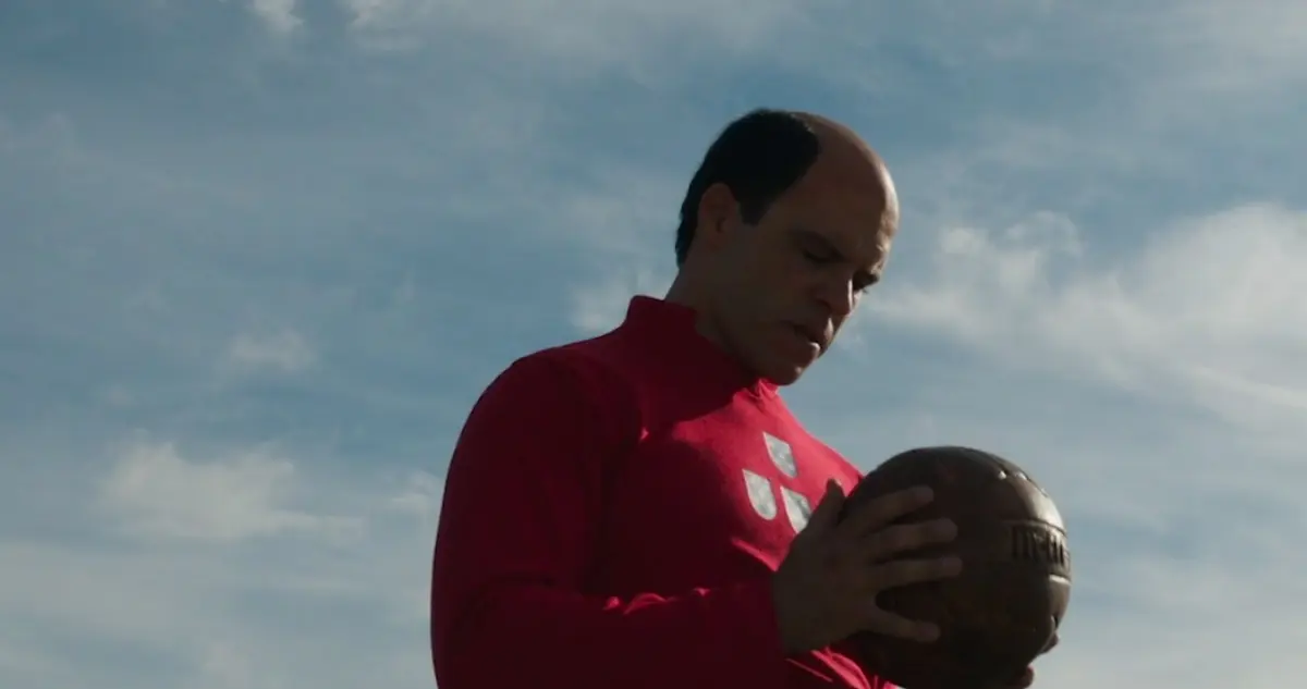 Ator Tomás Alves interpreta o papel de Cândido de Oliveira, personagem singular do mundo do futebol desde os anos de 1940