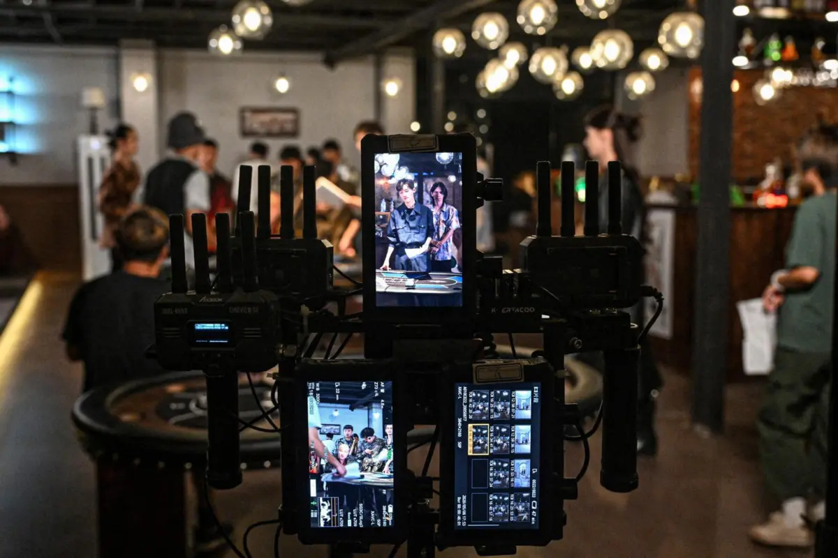 Ecrãs de um estúdio de produção de microdramas em Xangai, China, onde o formato começou a ganhar escala antes de se espalhar por outros mercados