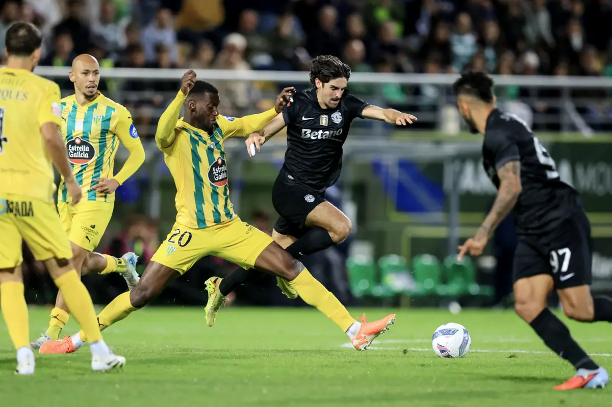 Brayan Medina em disputa de bola com Trincão