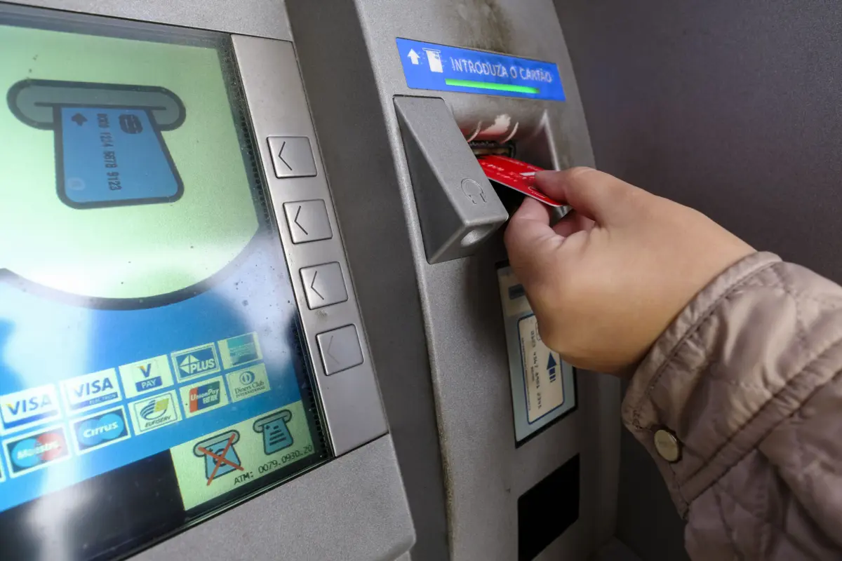 Digitalização bancária chega aos balcões de proximidade, dificultando o acesso a parte da população