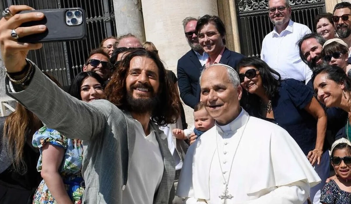 Jonathan Roumie, ator que interpreta Jesus em "Os Escolhidos", tira uma selfie com o Papa Leão XIV no Vaticano