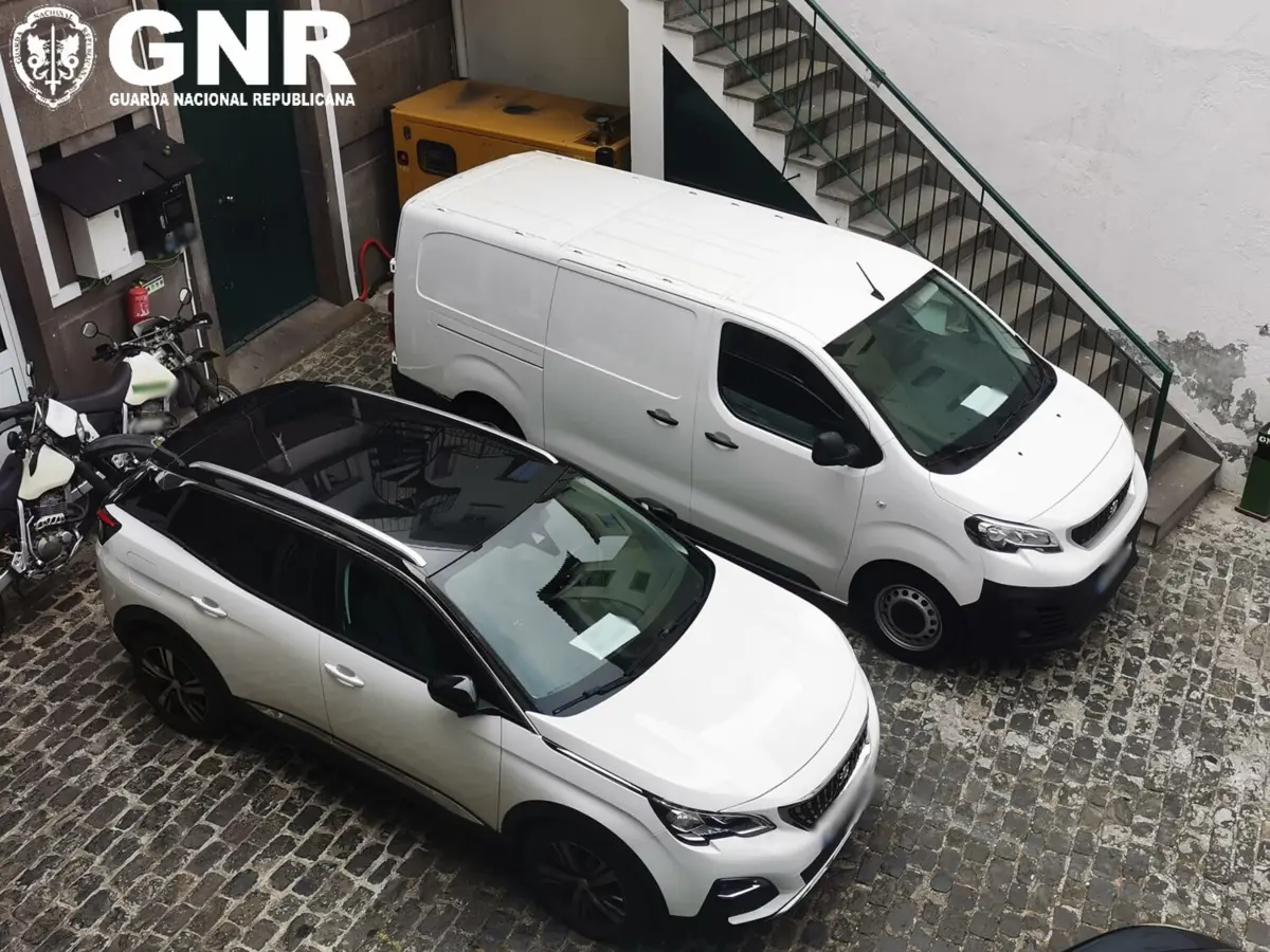 Dois veículos ligeiros, um de mercadorias e outro de passageiros, foram recuperados pela GNR