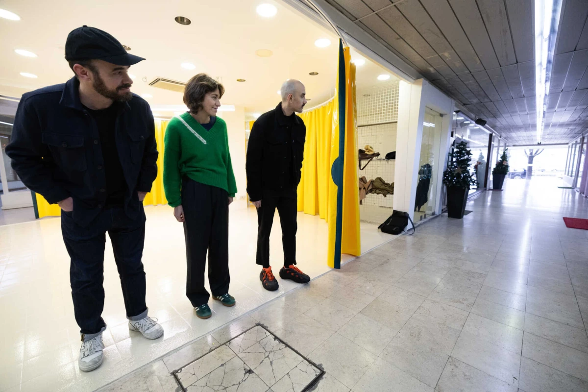 Daniel Pereira e Fernando Ferreira (Space Transcribers) e Laura Lupini (oitoo) são os responsáveis pela remodelação da loja abandonada