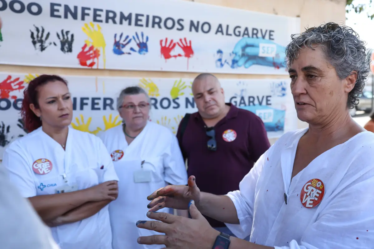 Os enfermeiros marcaram presença esta manhã à porta da unidade hospitalar de Faro onde colocaram duas tarjas onde se podia ler "faltam 1.000 enfermeiros no Algarve"