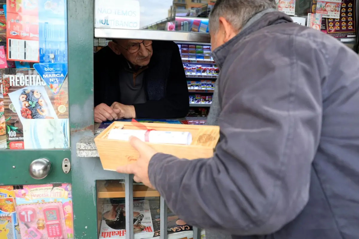 Manuel Amaral Silveira acorda às 3.45 horas para receber os jornais