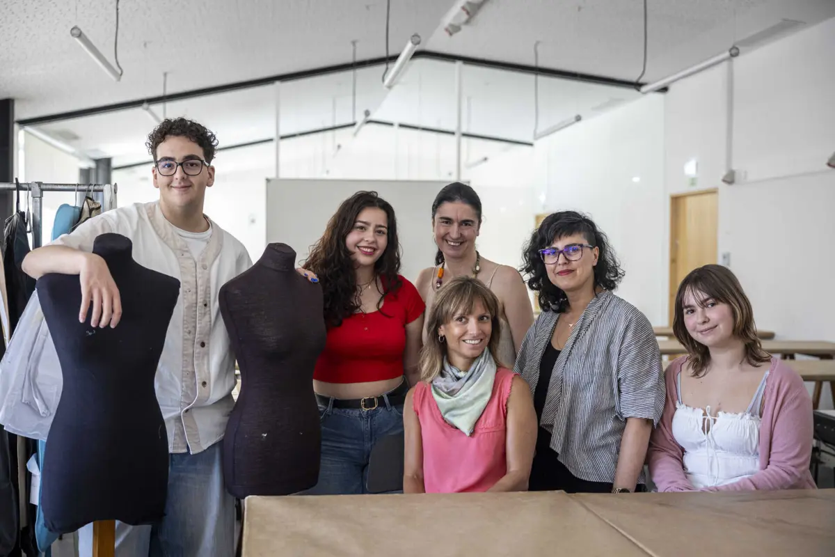 Da esquerda para a direita, Igor Fernandes, Beatriz Fraga, Susana Gandarela, Matilde Rocha (em baixo), Luciana Marques e Eva Rodrigues