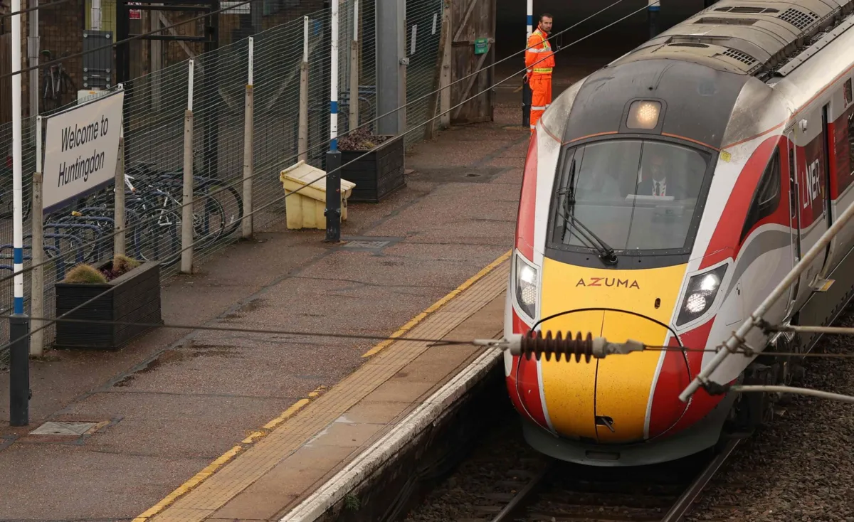 No sábado à noite, onze pessoas foram esfaqueadas num comboio de Doncaster para Londres