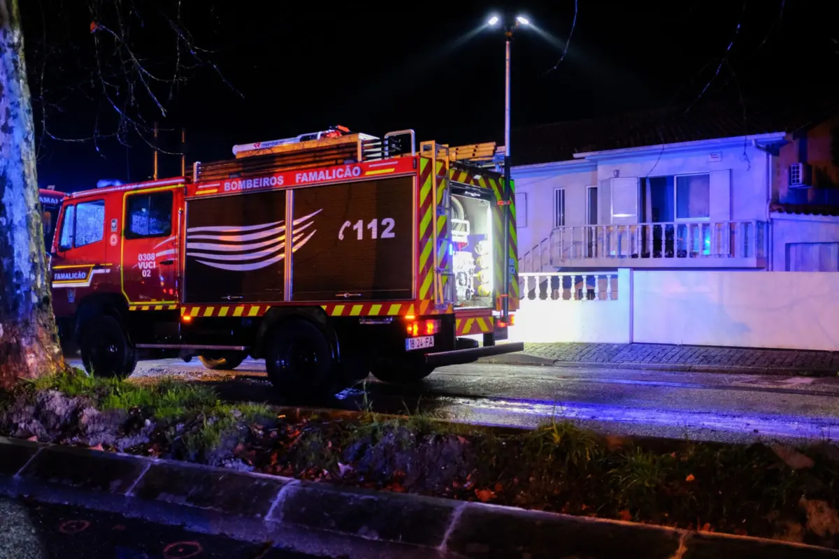 Imagem de contexto do artigo Casal e filha assistidos por inalação de fumo após incêndio numa casa em Famalicão
