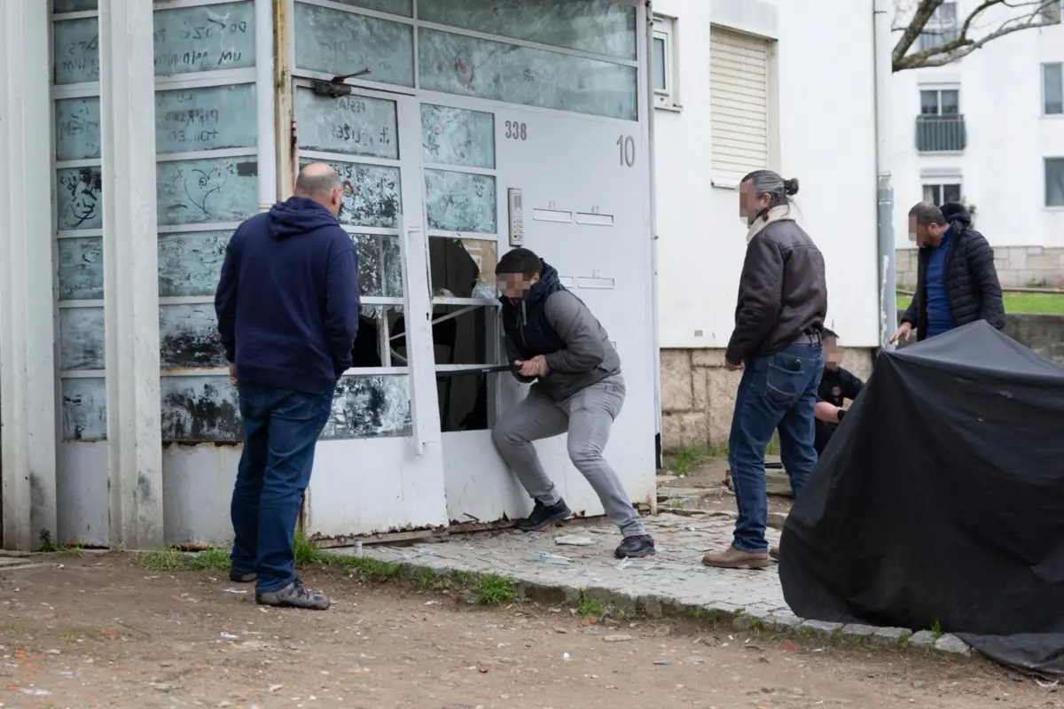 Polícias arrombaram portas para entrar nos prédios e em oito apartamentos