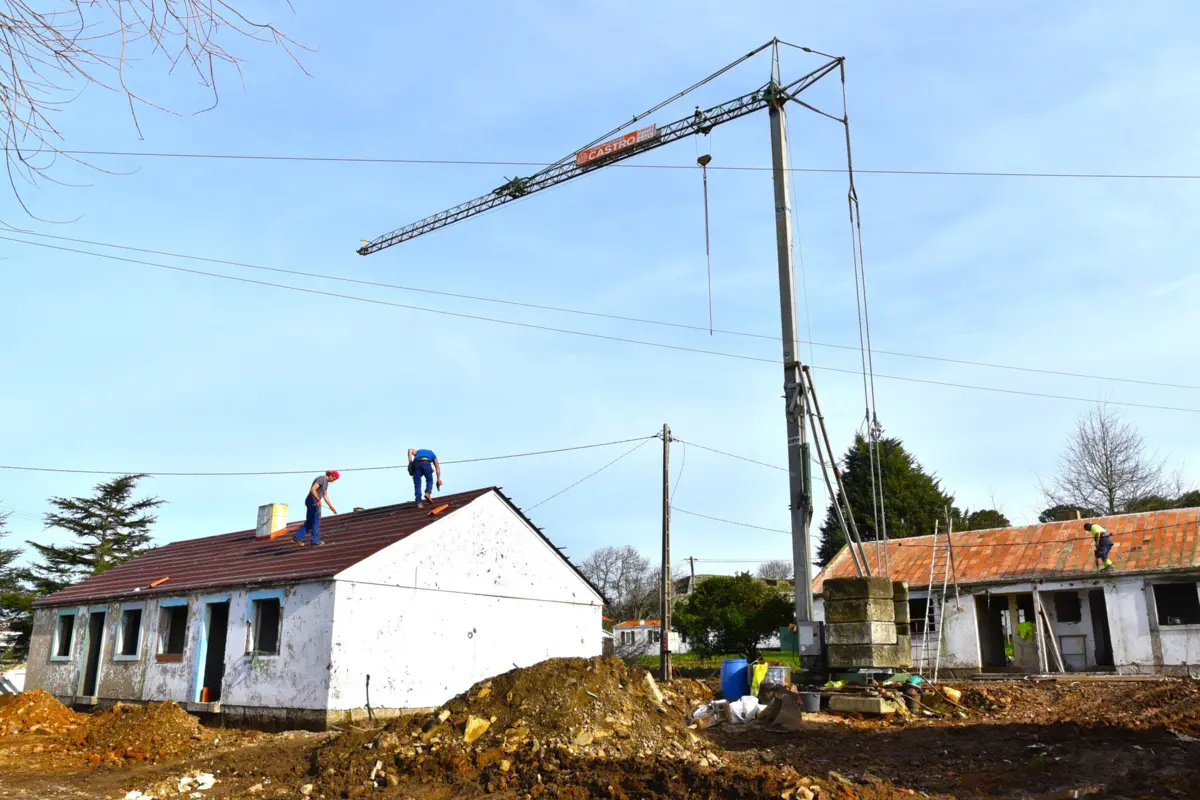 As seis famílias que moram no bairro foram colocadas em “casas móveis”
