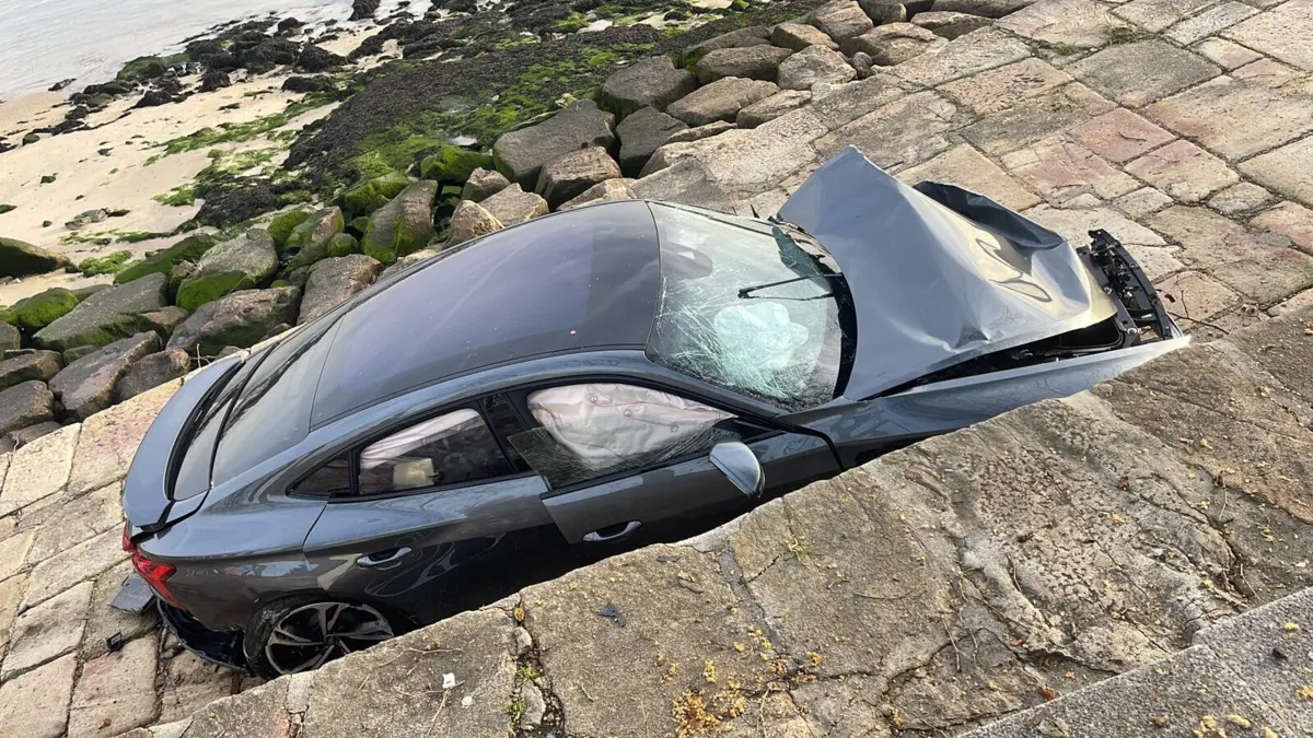 Carro foi recuperado pelo Regimento de Sapadores Bombeiros do Porto