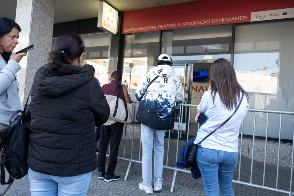 Longas filas de imigrantes na AIMA