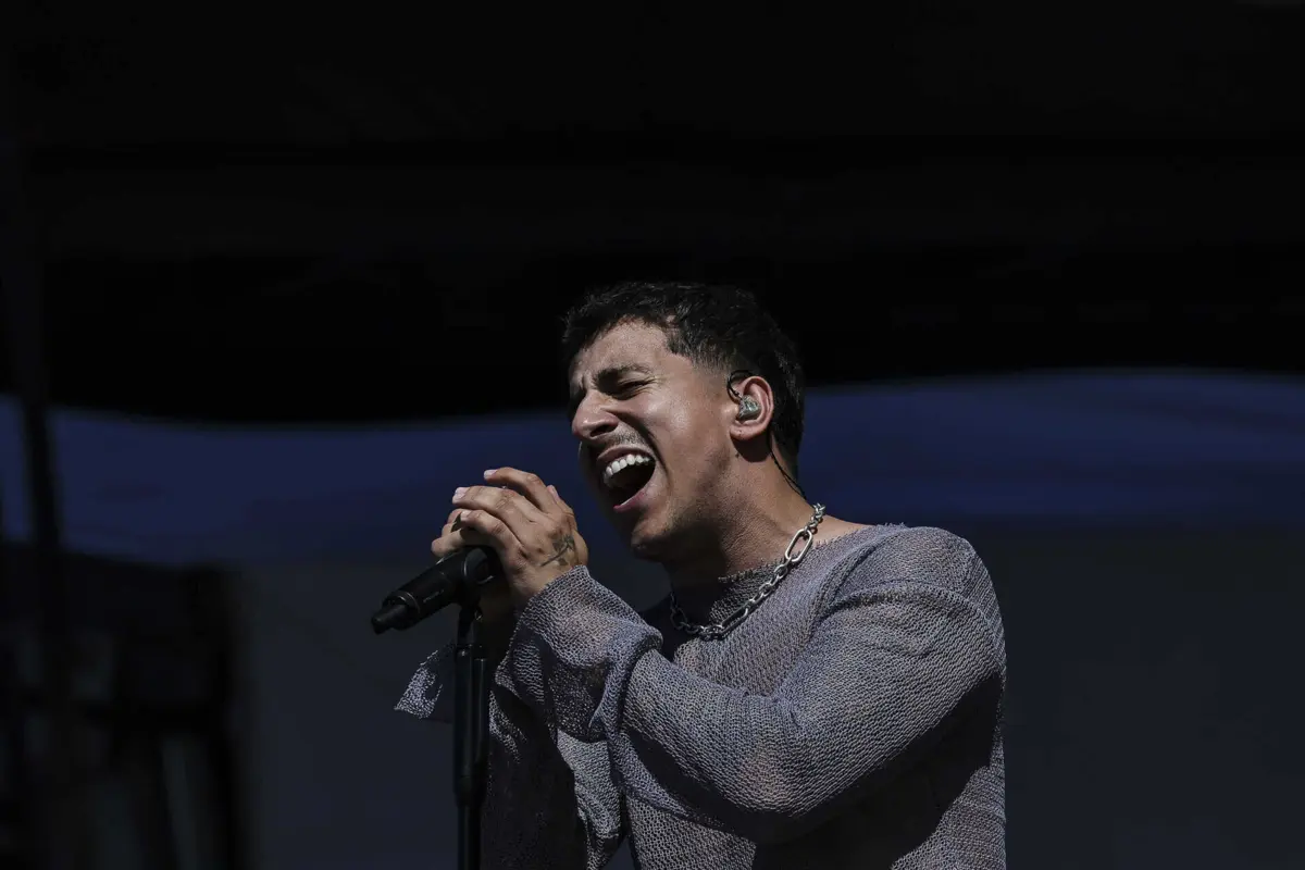 Fernando Daniel atua no dia em que as iluminações de Natal são ligadas