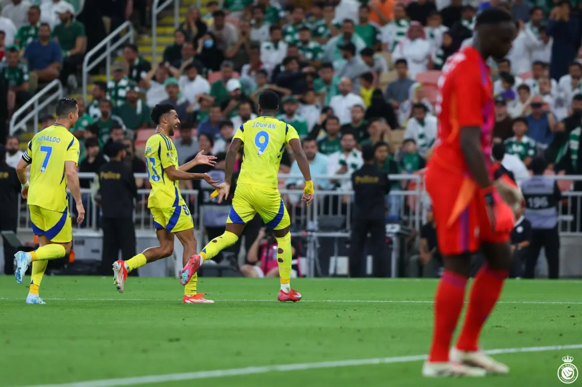 Cristiano Ronaldo festeja o primeiro golo de Jhon Durán