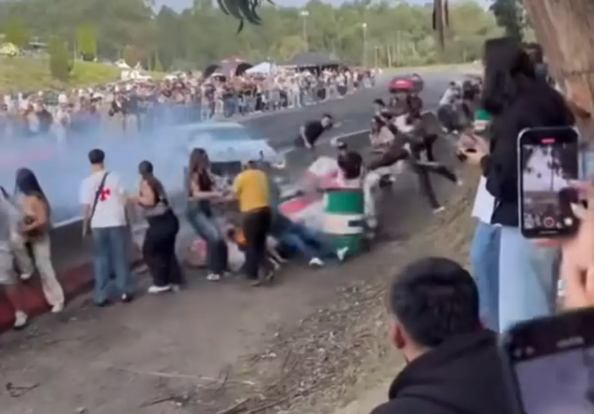 Pouco depois da largada, uma das viaturas entra em despiste e colide contra uma das proteções laterais de betão