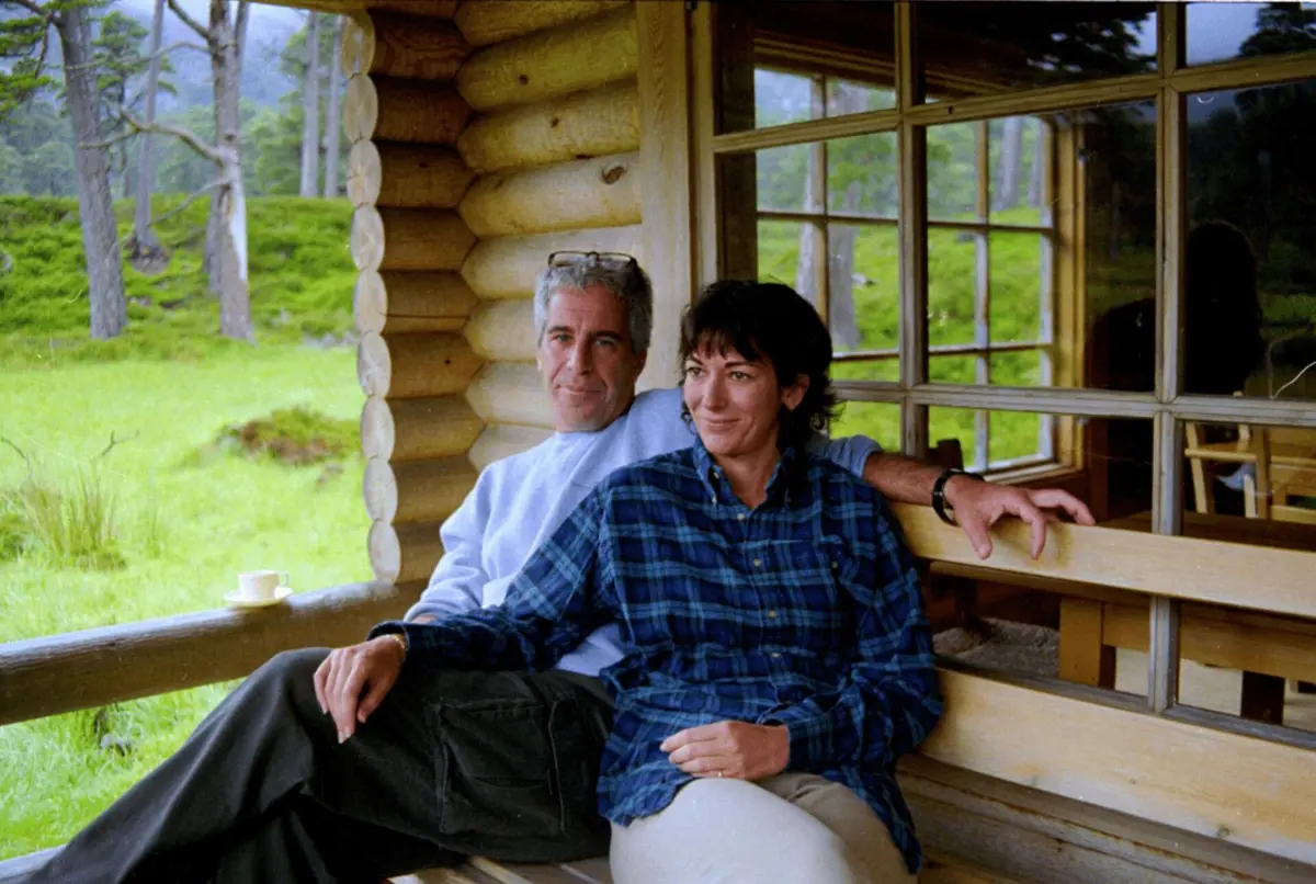 Imagem de arquivo de Ghislaine Maxwell com Jeffrey Epstein