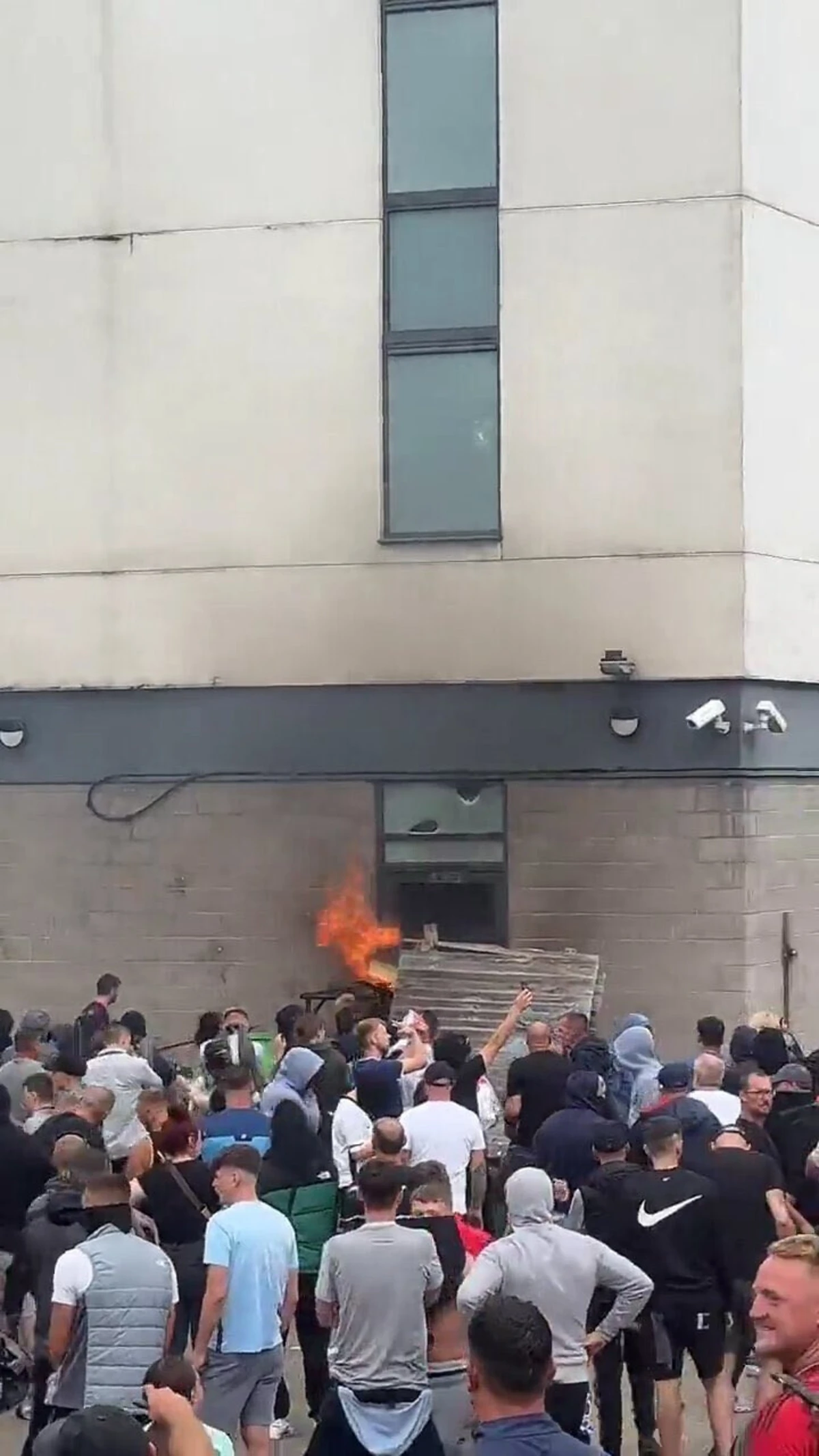 Multidão da extrema-direita tentou invadir hotel onde estão requerentes de asilo