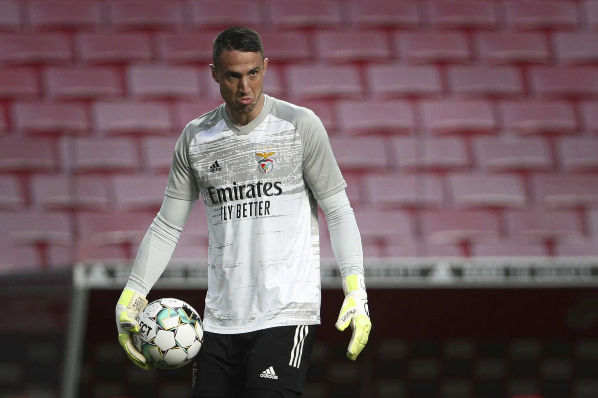 Vlachodimos defende agora a baliza do Nottingham Forrest