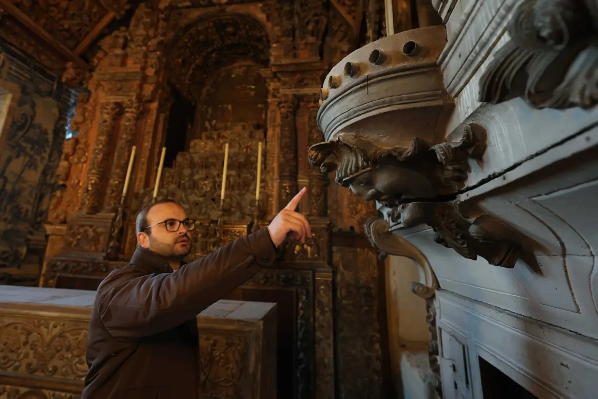 Padre Leonel Cunha mostra órgão que necessita de restauro.
