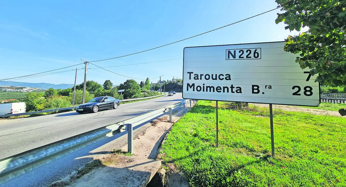 Atravessar a EN226, que passa por várias localidades, é muitas vezes penoso devido ao trânsito e aos muitos semáforos