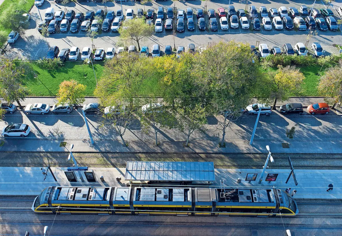 Os parques de estacionamento existentes, que cobrem 40% das estações, têm 3400 lugares disponíveis