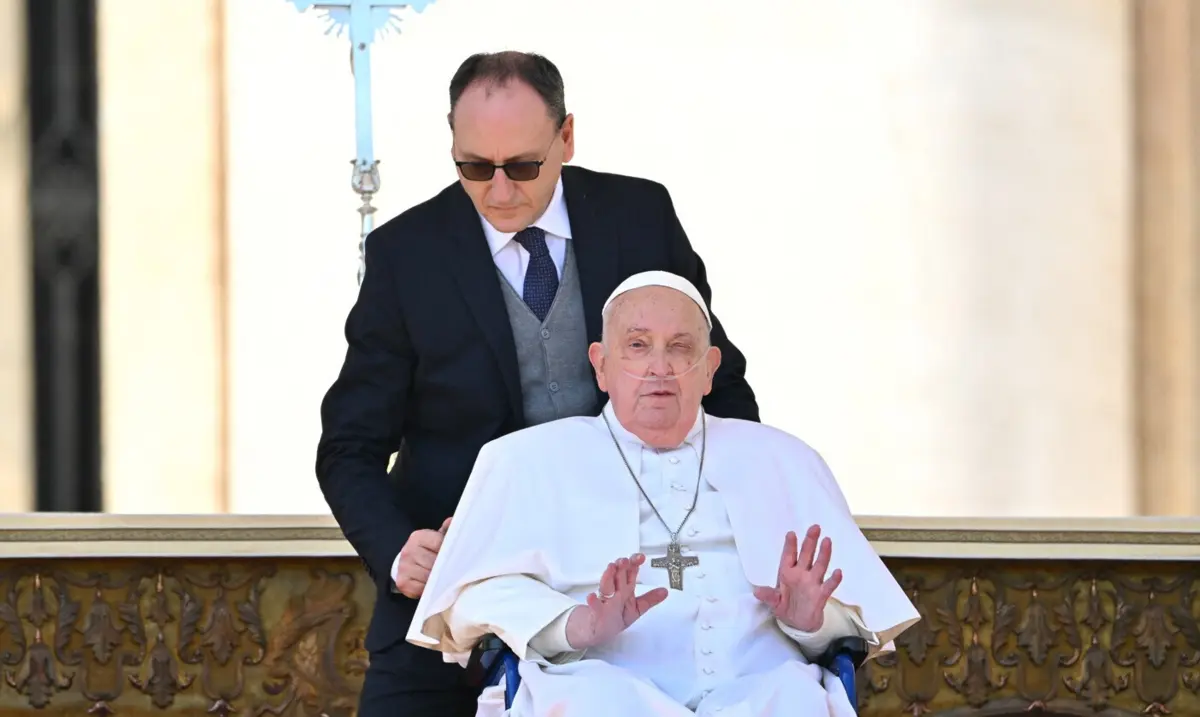 Imagem de contexto do artigo Papa surpreende fiéis com aparição pública na Praça de São Pedro