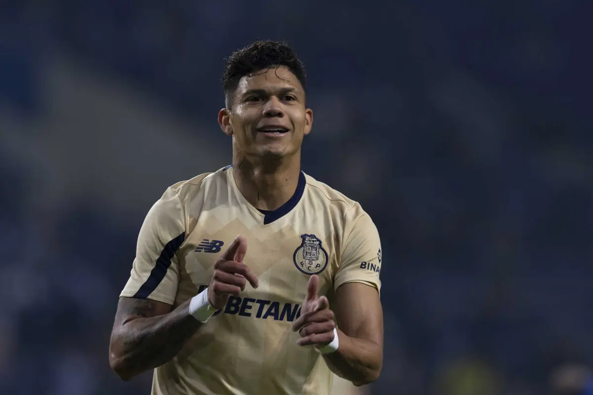 Evanilson em ação no jogo da Taça com o Montalegre