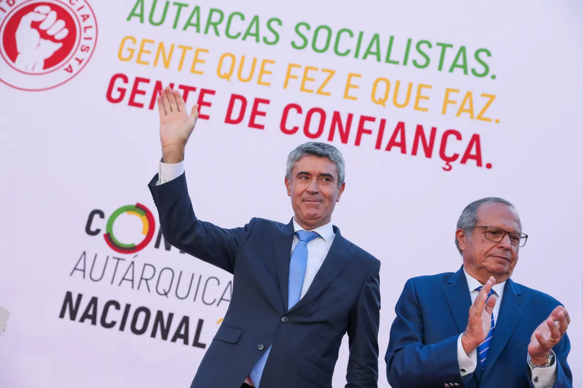 Secretário-geral do PS, José Luís Carneiro, acompanhado pelo presidente do partido, Carlos César