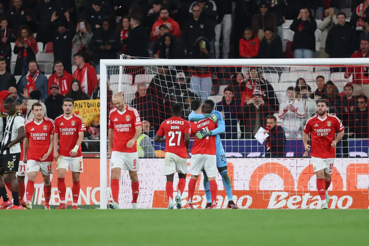 Samuel Soares defendeu uma grande penalidade e festejou com António Silva