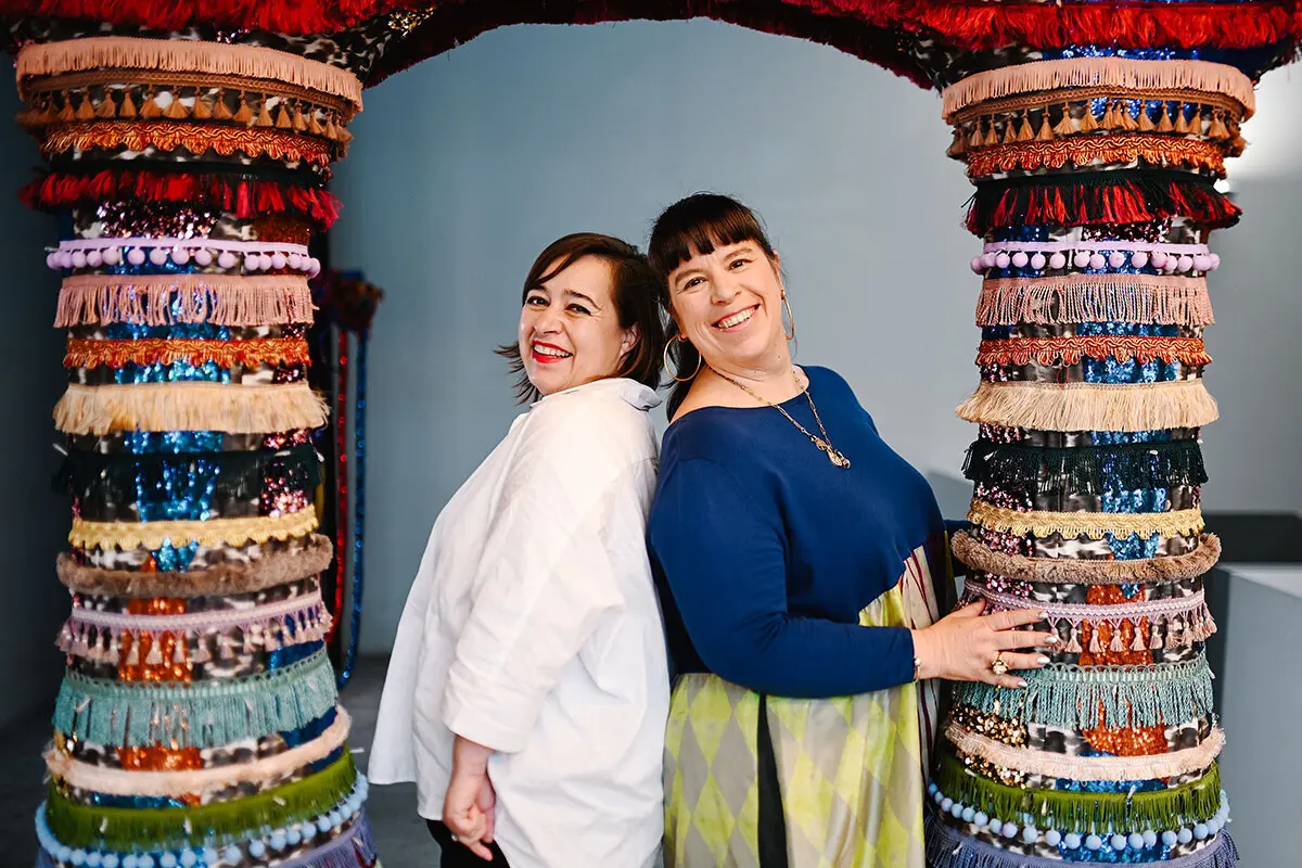 Paula Leitão, diretora de produção de Joana Vasconcelos, gere equipas, desenha planos para desmontagem de exposições, anda pelo Mundo. A sua formação artística, em Belas-Artes, produção