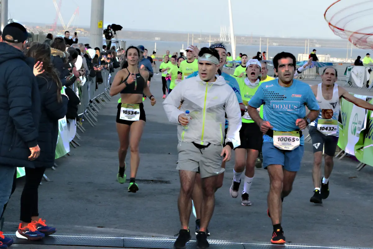 20ª edição da Maratona do Porto vai ter lugar este domingo, levando ao corte do trânsito nas artérias principais das marginais do Porto e de Matosinhos, desde a ponte do Freixo a Leça da Palmeira