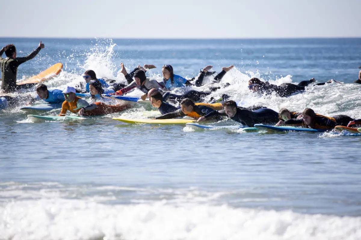 Ondas não ajudaram a bater recorde do Guinness na praia de Matosinhos