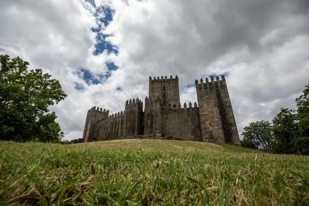 Castelo de Guimarães é um dos monumentos e sítios históricos mais visitados em Portugal