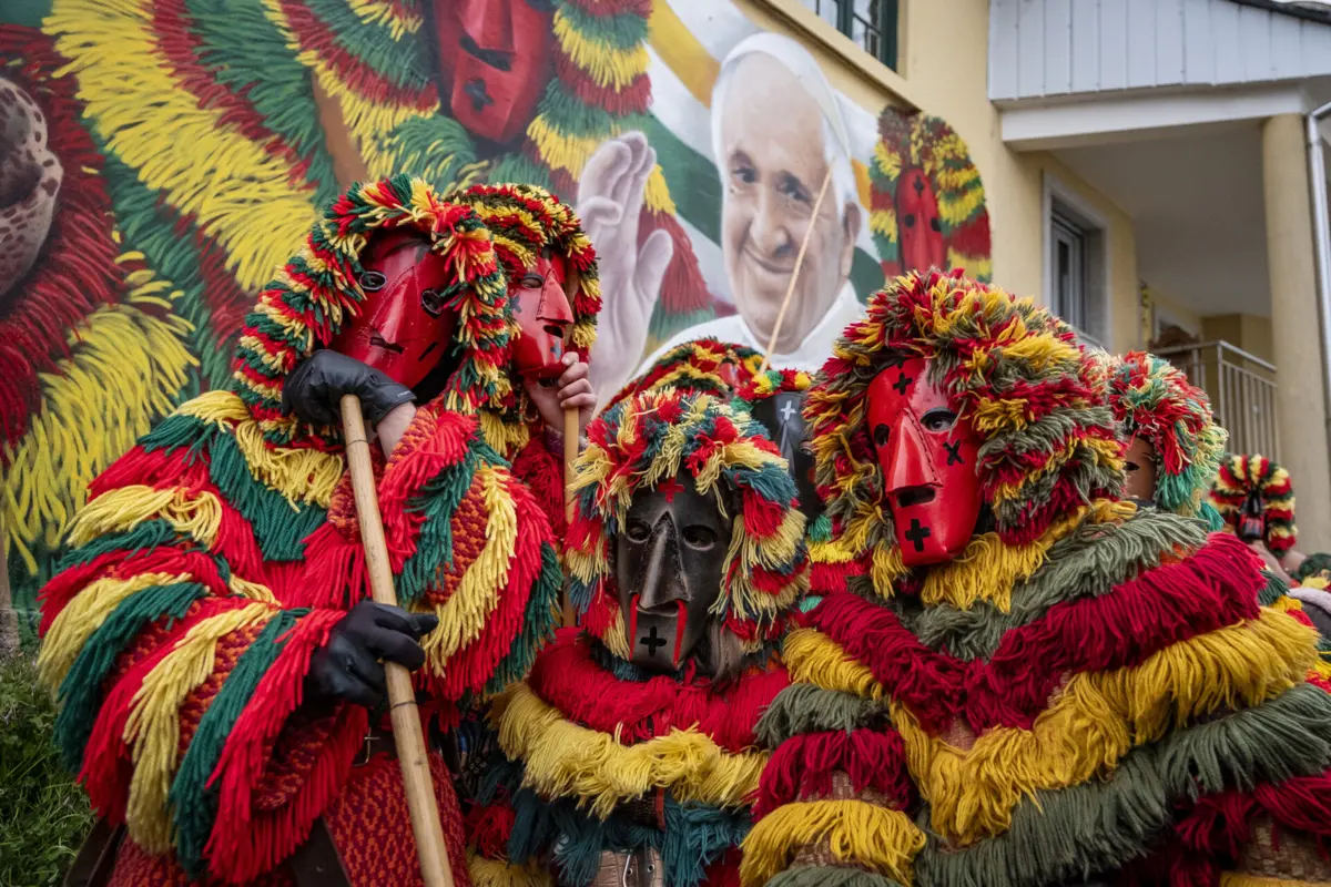 Multidão em Podence para ver também o mural dedicado ao Papa