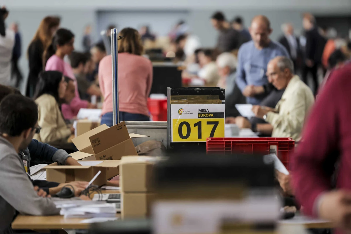 Os votos que chegaram pelo correio até às 17 desta quarta-feira serão escrutinados e registados