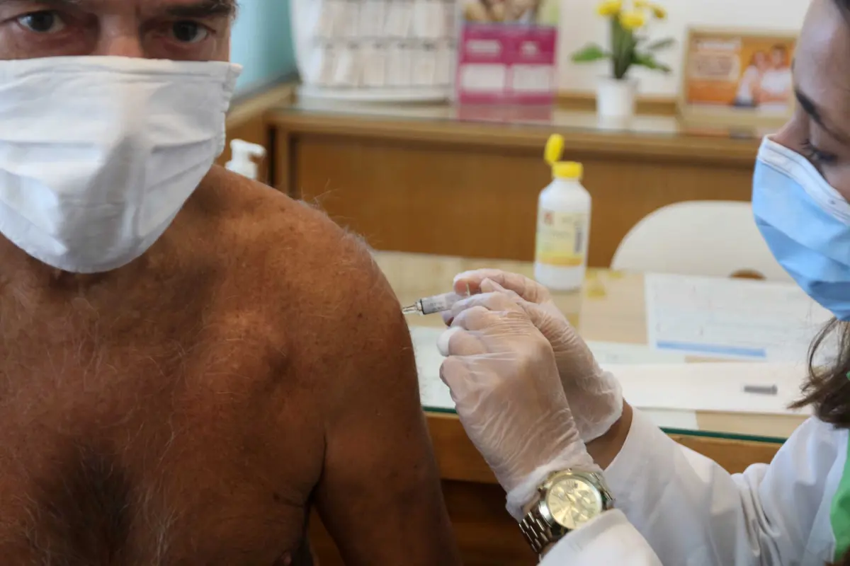 Imagem de contexto do artigo Farmacêuticos vão receber formação gratuita para administrar vacina da covid