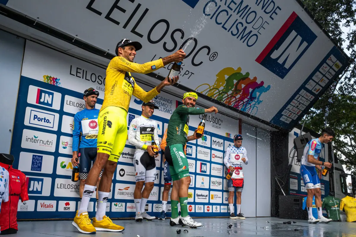 Rafael Reis festeja como quinto líder da prova nas sete etapas já cumpridas