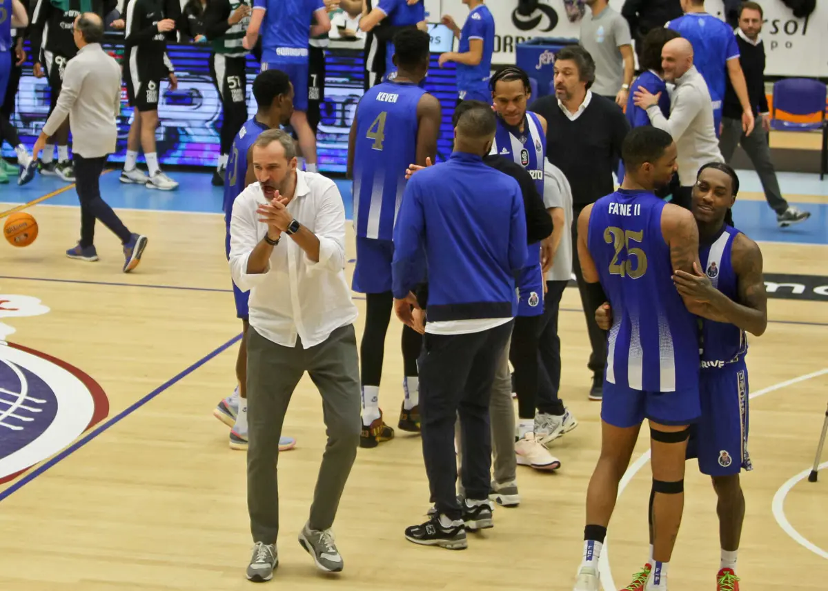 Treinador Fernando Sá e jogadores celebram a vitória e qualificação do F. C. Porto para a fase seguinte