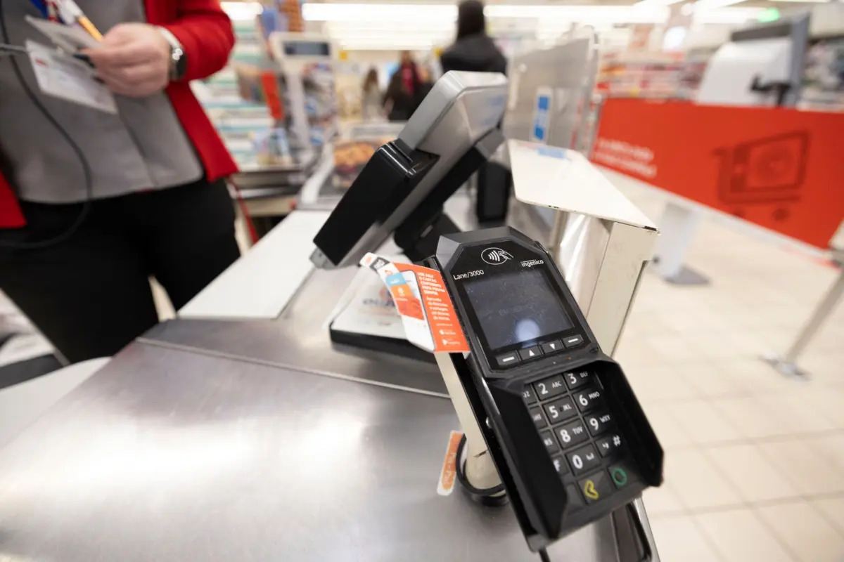 Suspeito fazia compras com cartões bancários furtados