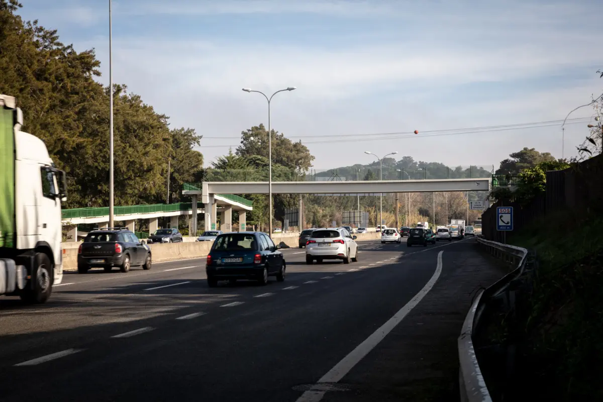 Camião tombou numa curva e cortou acesso do IC19 à Autoestrada 9 (CREL)