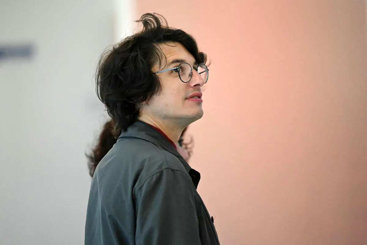 Bastien Vivès permaneceu em silêncio, mas o advogado reclamou inocência