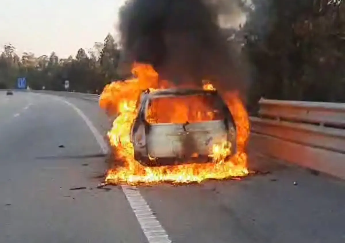Carro ficou completamente destruído pelas chamas